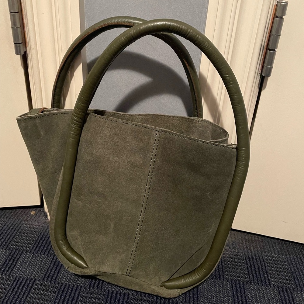 Selling 4 woman’s pocketbooks for 1 price